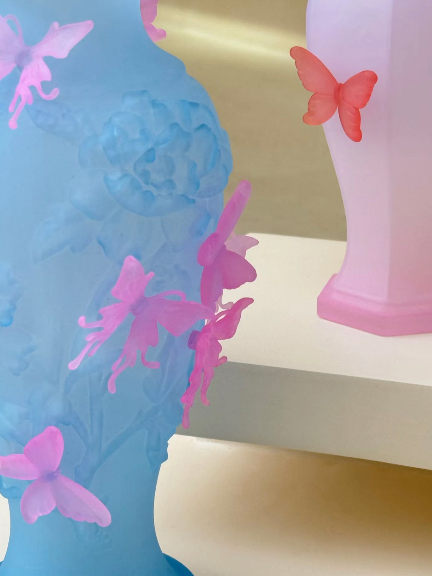 livarié flower Blue Papillon Vif Vase | TROVE & TONE