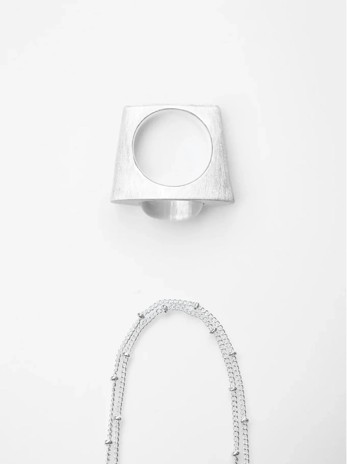ON IISLAND OVAL CLEAR QUARTZ PENDANT RING | TROVE & TONE