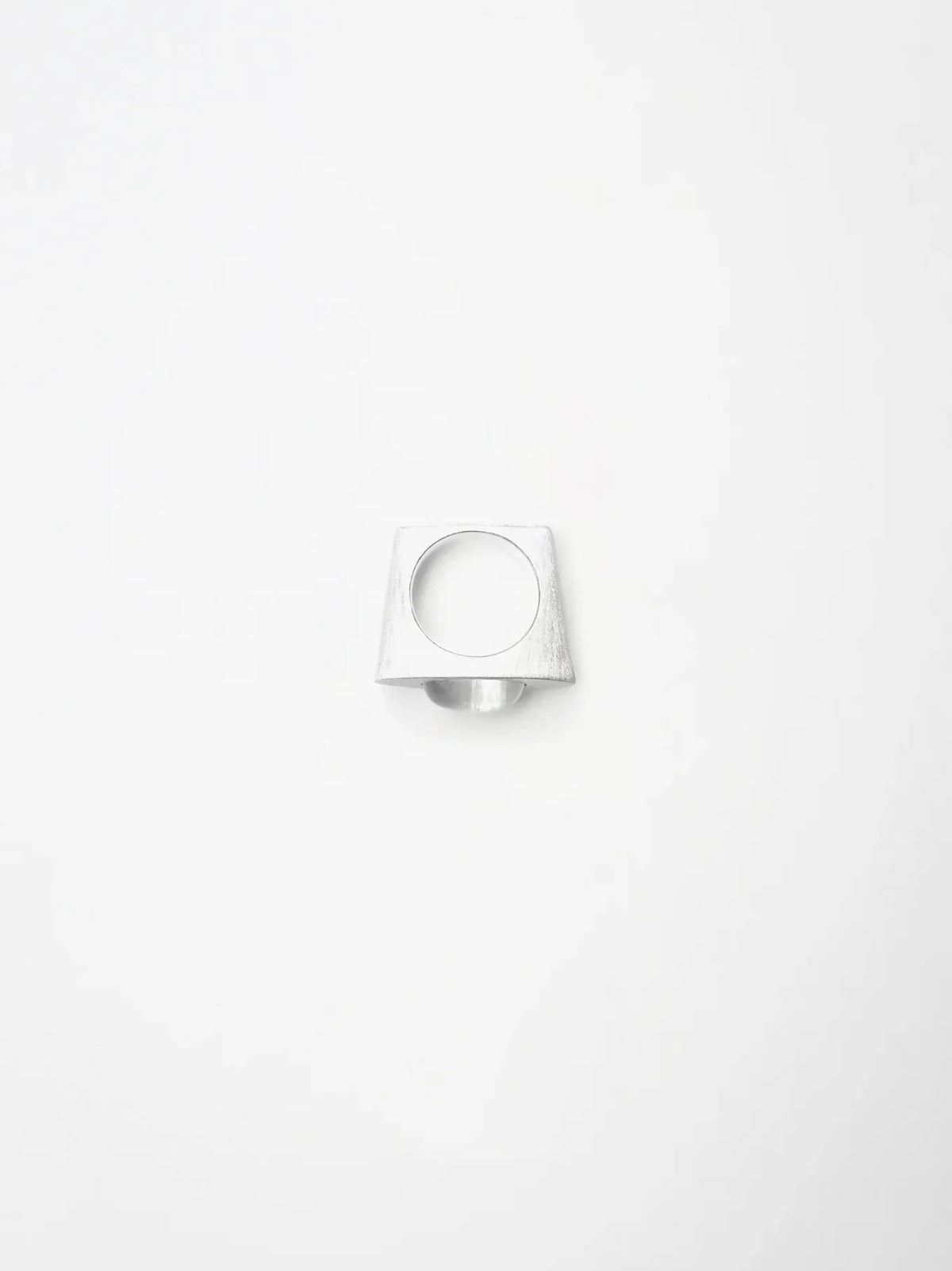 ON IISLAND OVAL CLEAR QUARTZ PENDANT RING | TROVE & TONE