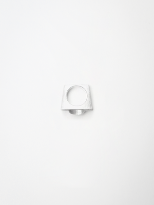 ON IISLAND OVAL CLEAR QUARTZ PENDANT RING | TROVE & TONE