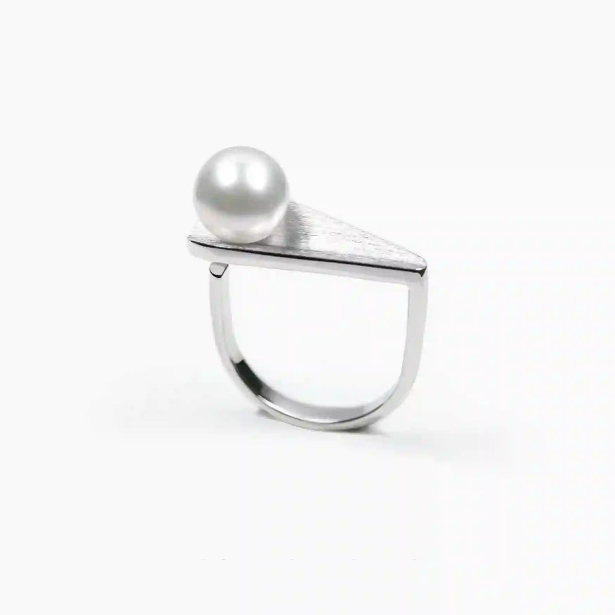 CONTROL POINTS FLOATING PEARL RING | TROVE & TONE
