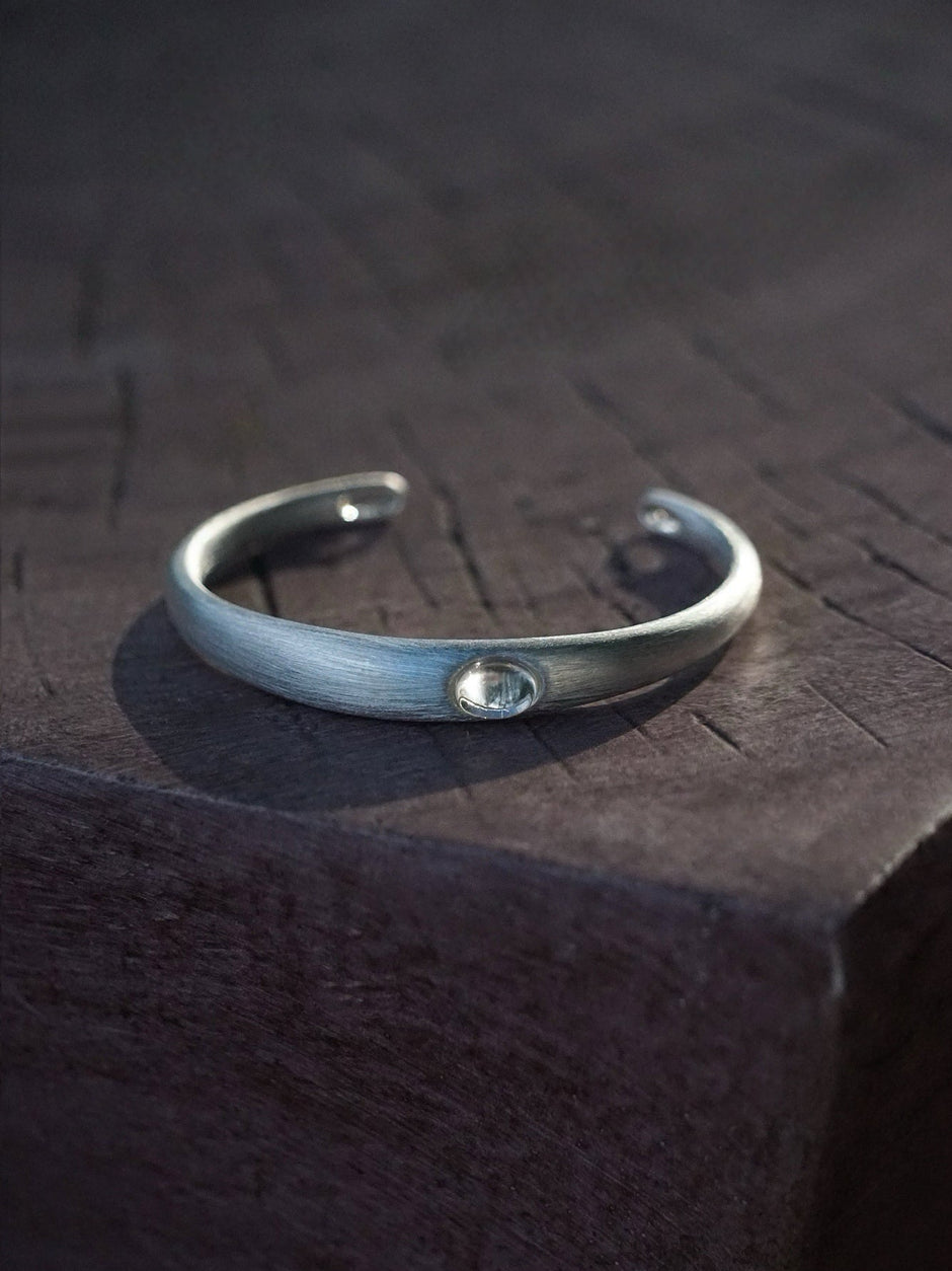 ON IISLAND ADJUSTABLE OVAL QUARTZ CUFF BRACELET | TROVE & TONE