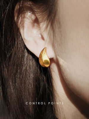 TROVE & TONE FLAME CURVE EARRING | TROVE & TONE