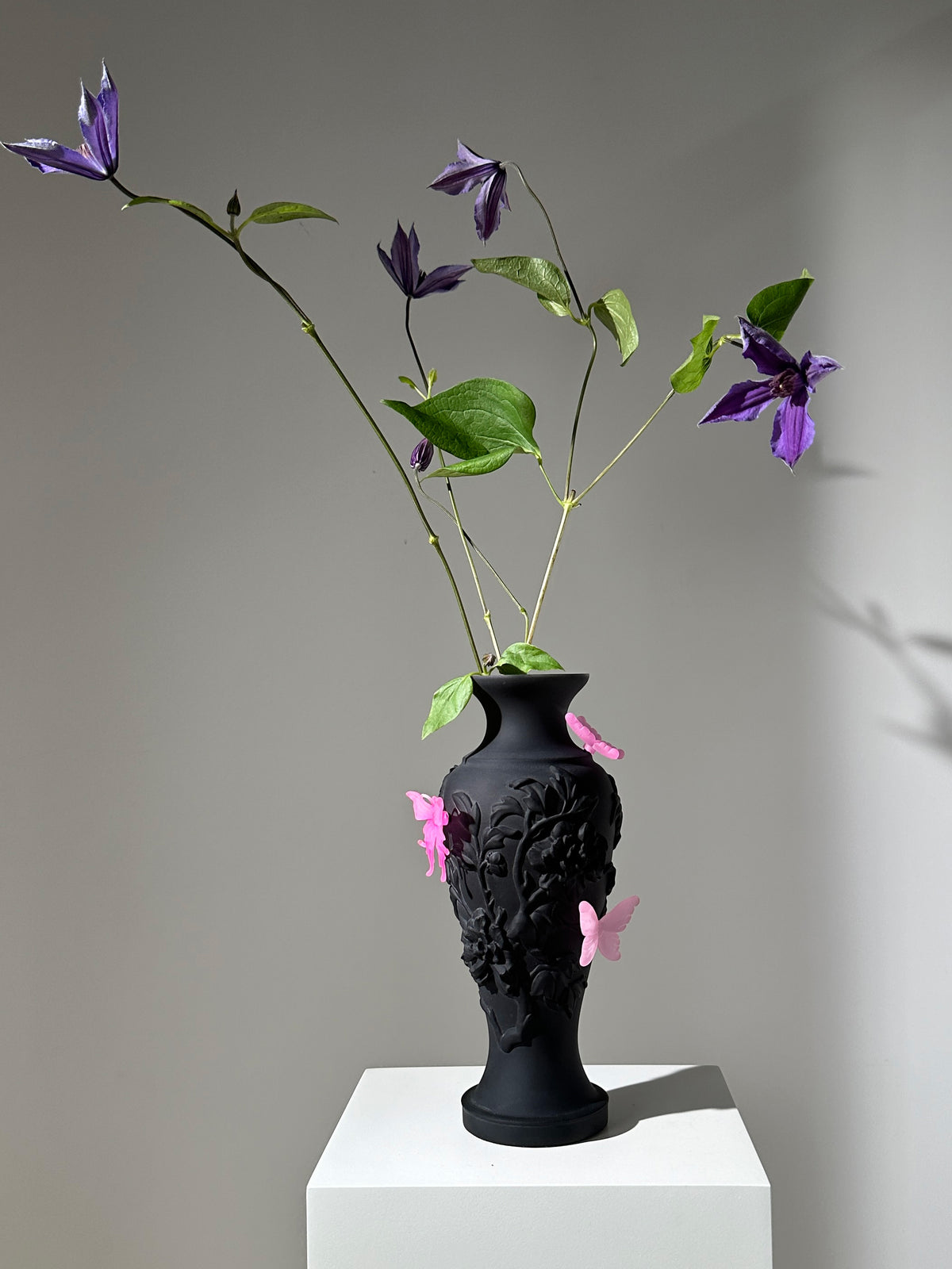 livarié flower Black Papillon Vif Vase | TROVE & TONE