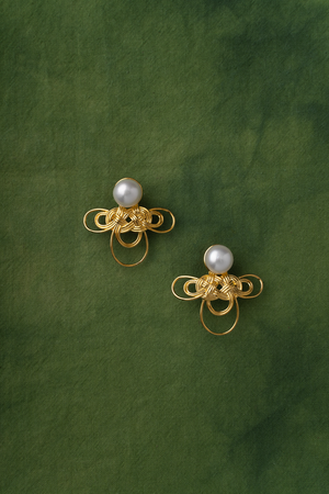 WANYEE CRAFT WOVEN CLOUD KNOT PEARL STUD EARRINGS | TROVE & TONE