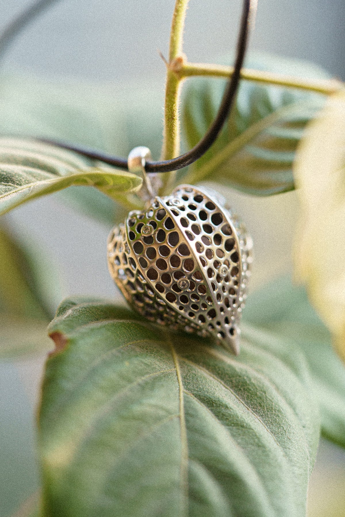 AESTH & UTIL GOLDEN BERRY OPENABLE FRAGRANCE NECKLACE | TROVE & TONE