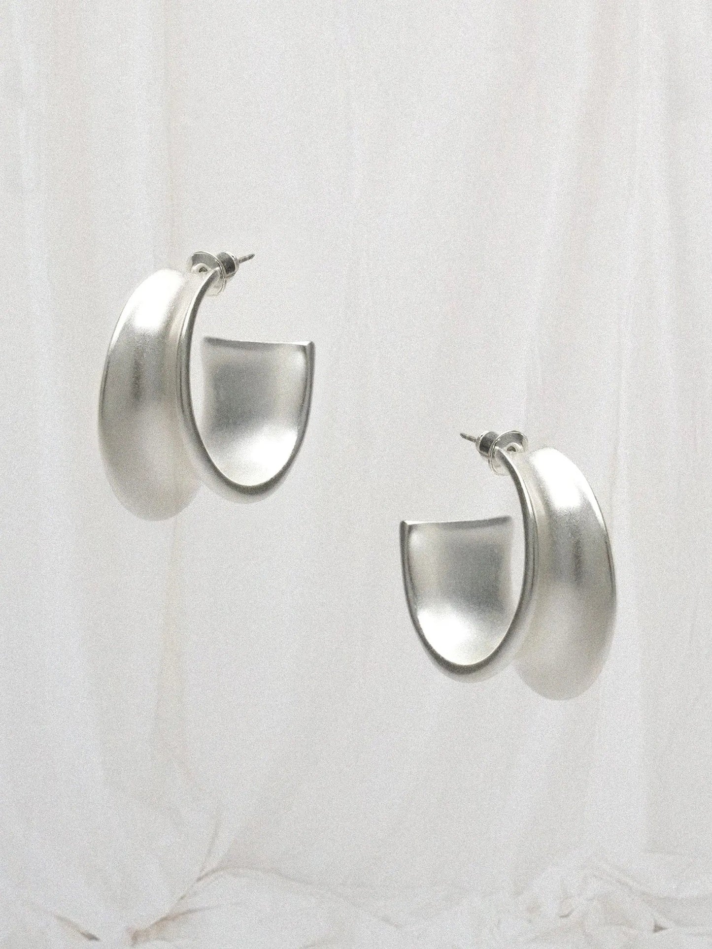 OPERA WIDE C-HOOP STUD EARRINGS
