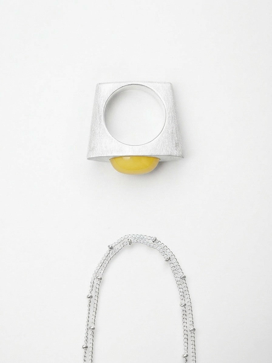 ON IISLAND OVAL HONEY AMBER PENDANT RING | TROVE & TONE