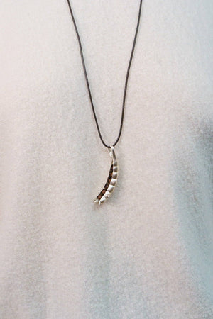 AESTH & UTIL PEA POD OPENABLE FRAGRANCE NECKLACE | TROVE & TONE