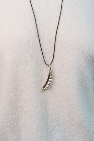 AESTH & UTIL PEA POD OPENABLE FRAGRANCE NECKLACE | TROVE & TONE
