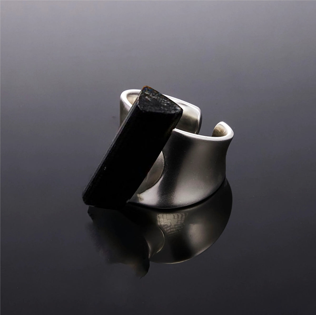 700QiBai BLACK AXIS TOURMALINE RING | TROVE & TONE