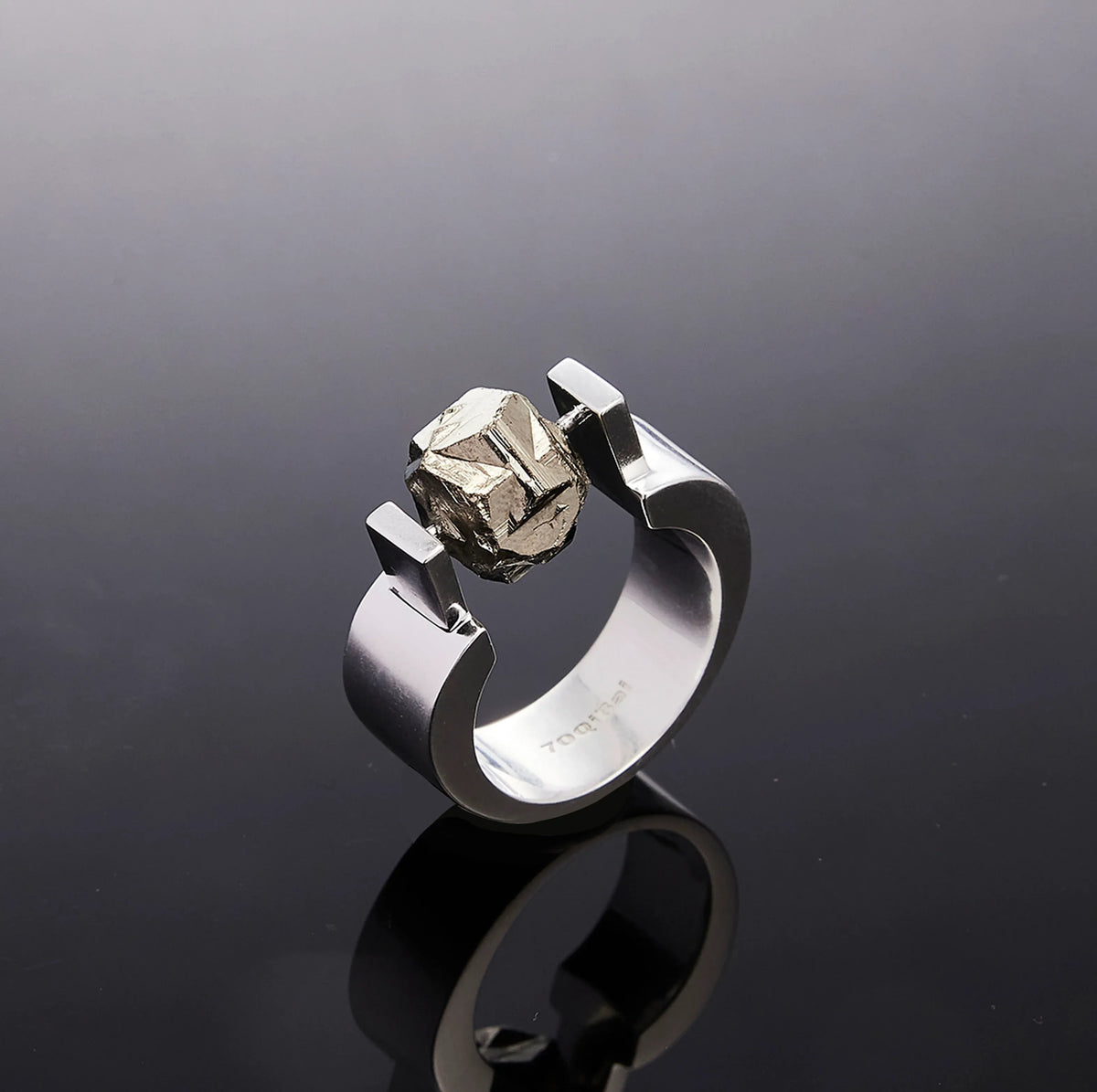 700QiBai CALIBRATOR PYRITE SUSPENSION RING | TROVE & TONE