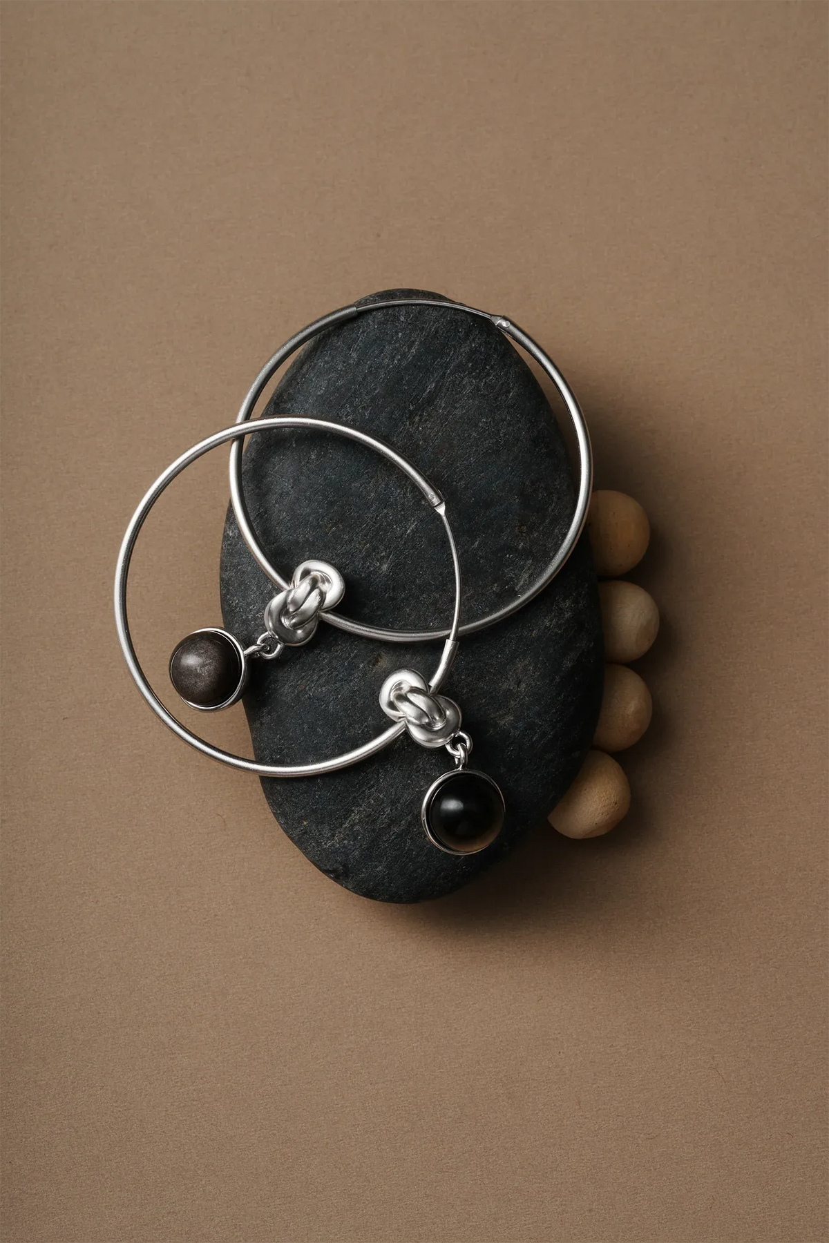 WANYEE CRAFT MATTE SILVER OBSIDIAN KNOT HOOP EARRINGS | TROVE & TONE