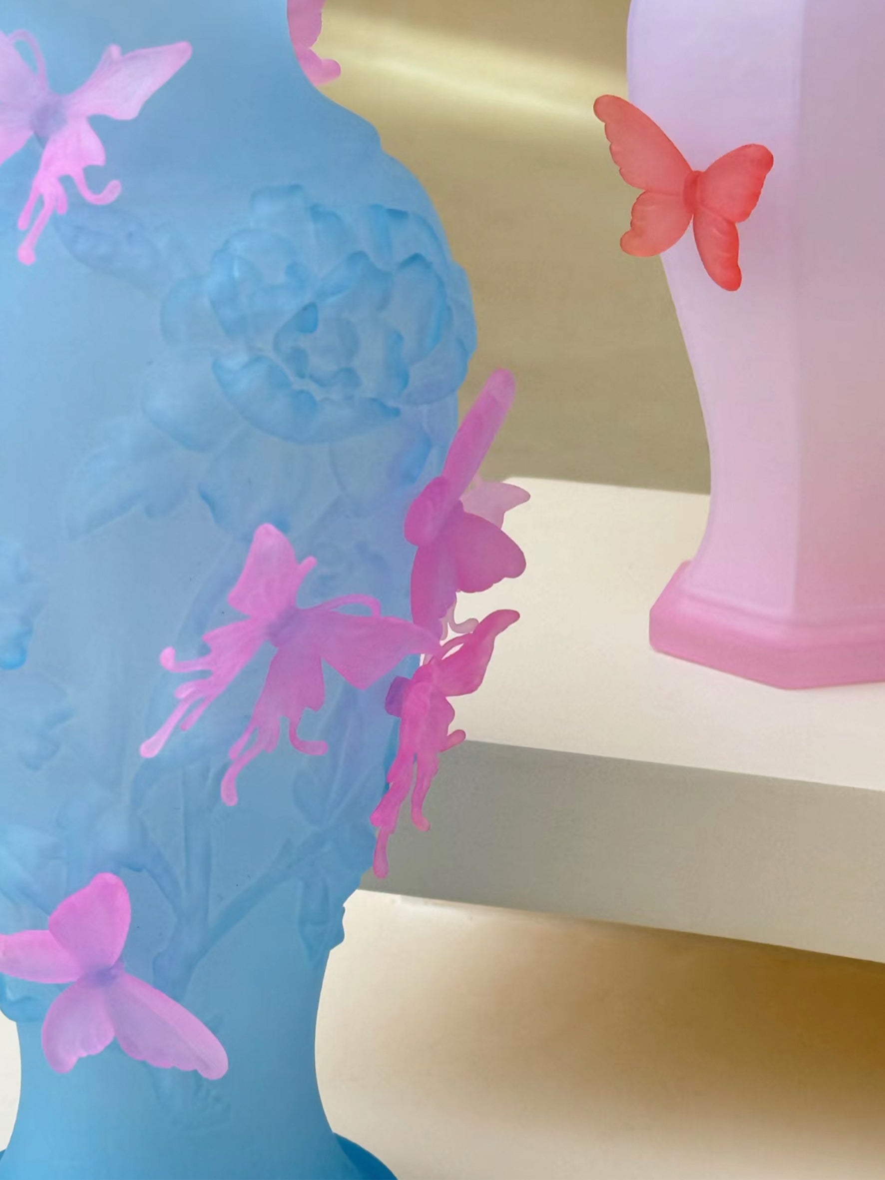 livarié flower Blue Papillon Vif Vase  |  TROVE & TONE