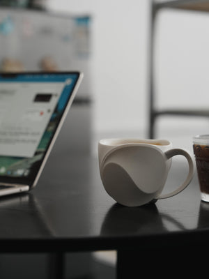 CURVE 10 CERAMIC HANDLED TEA CUP
