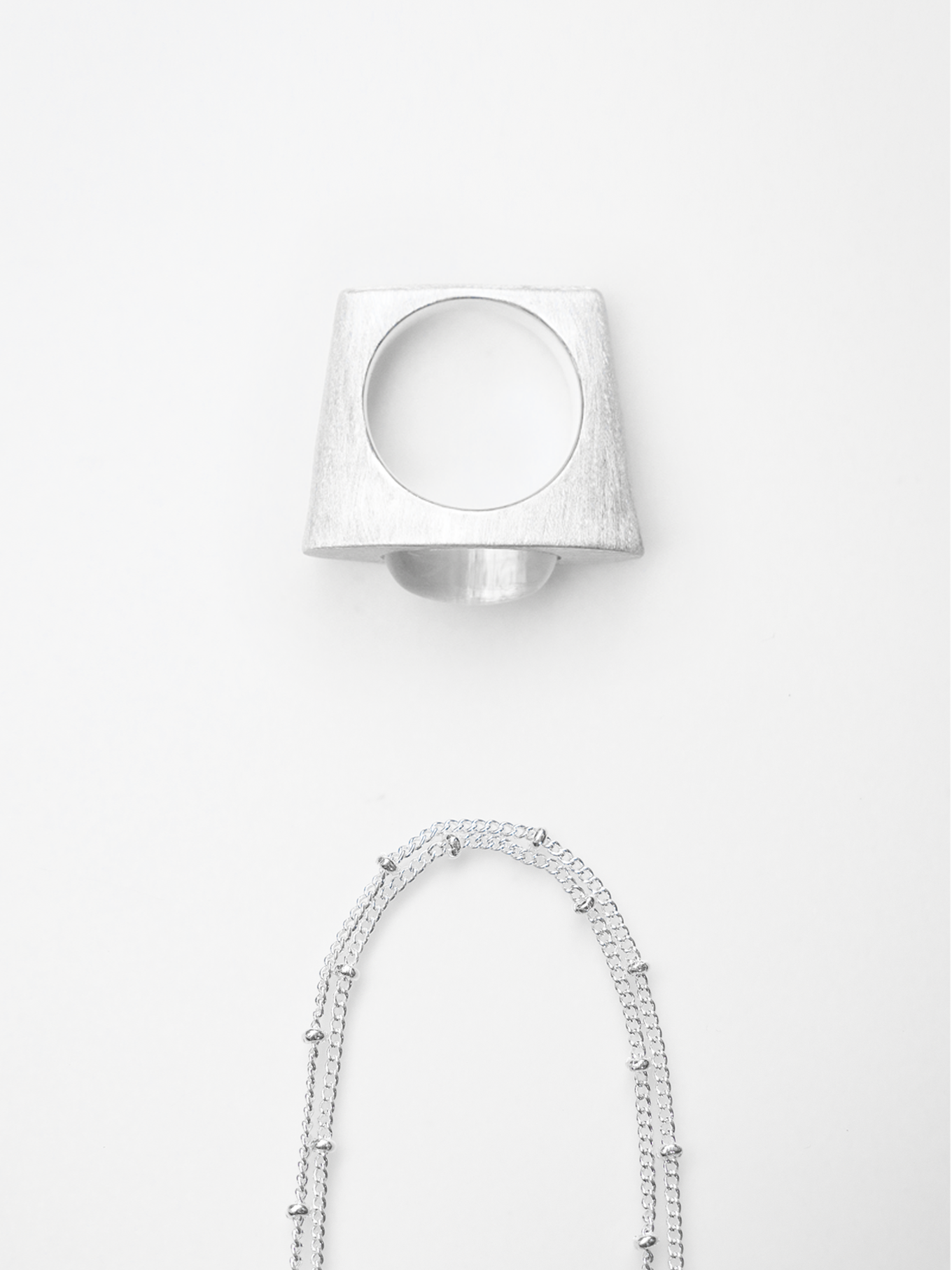  ON IISLAND OVAL CLEAR QUARTZ PENDANT RING |  TROVE & TONE