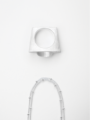  ON IISLAND OVAL CLEAR QUARTZ PENDANT RING |  TROVE & TONE