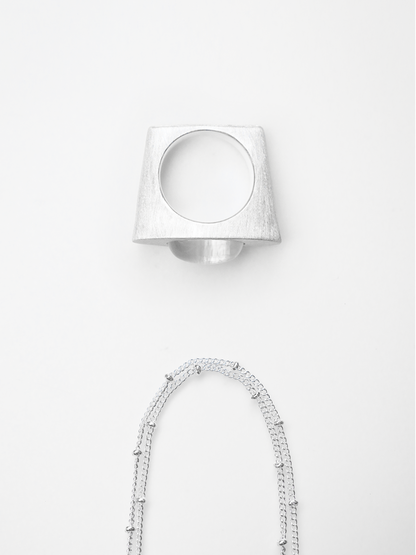  ON IISLAND OVAL CLEAR QUARTZ PENDANT RING |  TROVE & TONE