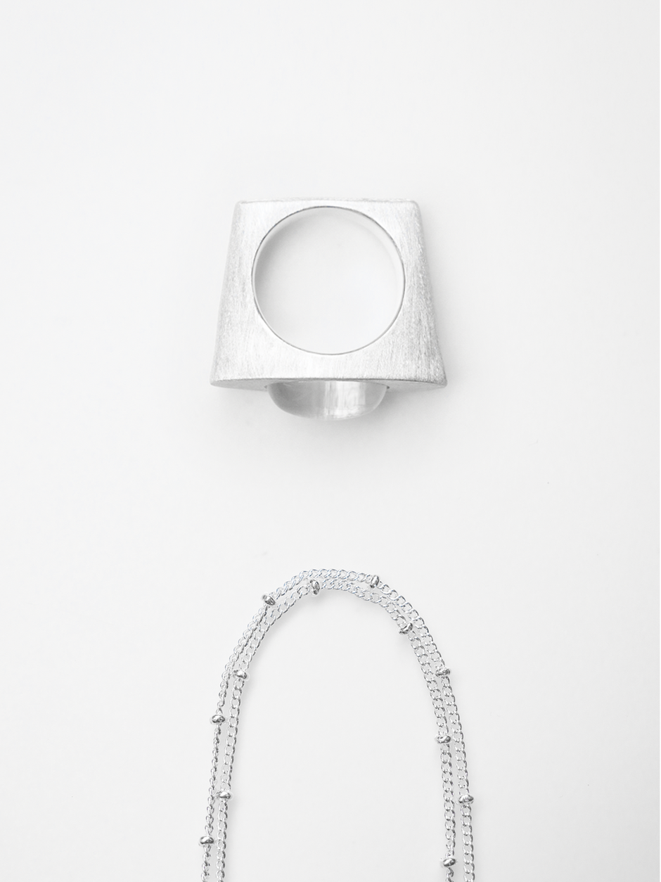  ON IISLAND OVAL CLEAR QUARTZ PENDANT RING |  TROVE & TONE