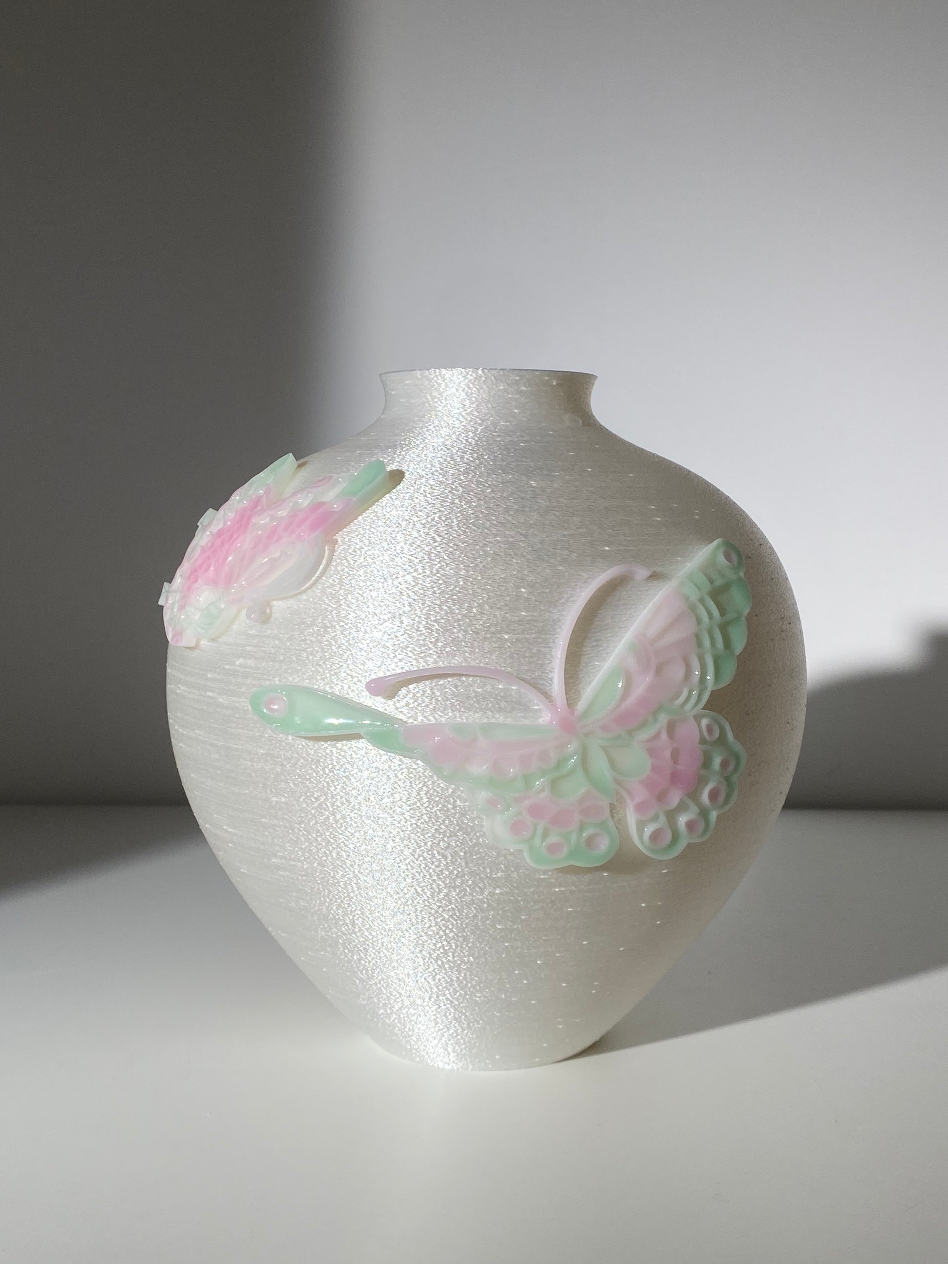 livarié flower White Dream Papillon Vase  |  TROVE & TONE