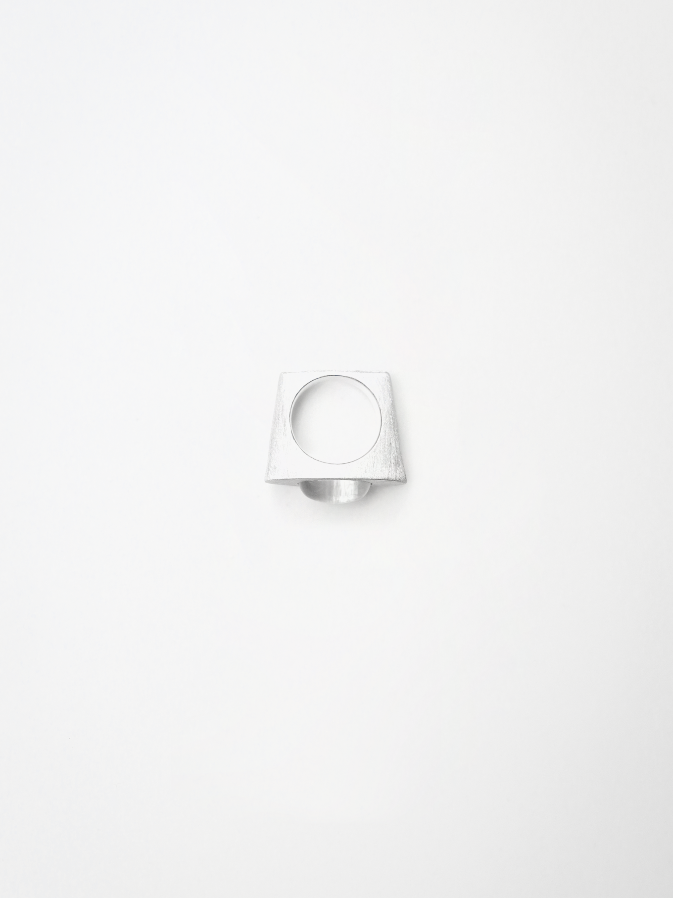  ON IISLAND OVAL CLEAR QUARTZ PENDANT RING |  TROVE & TONE