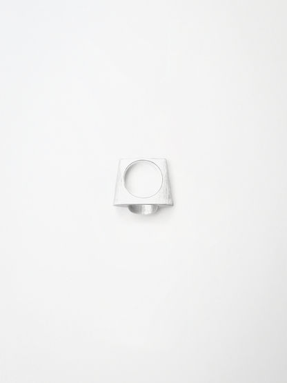  ON IISLAND OVAL CLEAR QUARTZ PENDANT RING |  TROVE & TONE