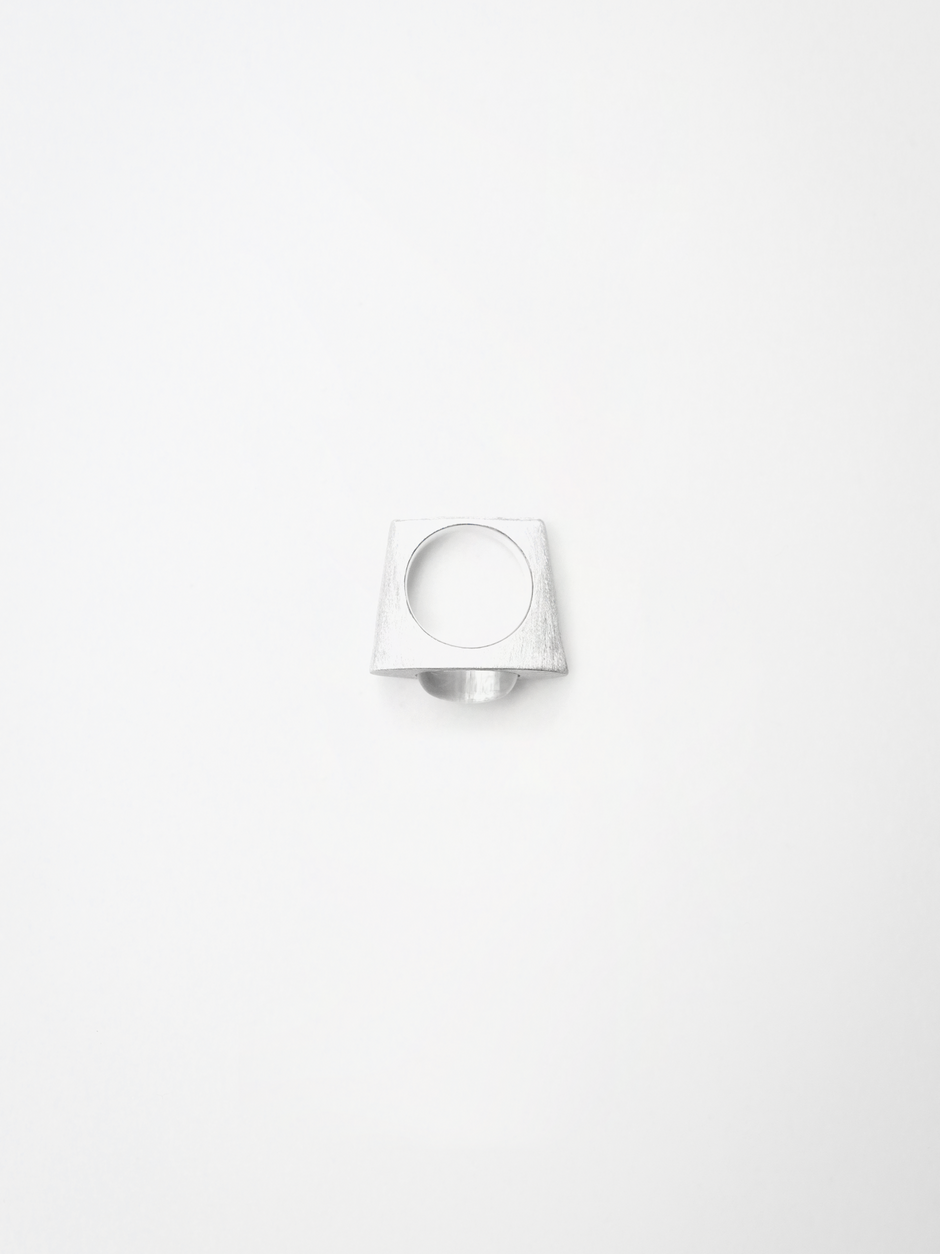  ON IISLAND OVAL CLEAR QUARTZ PENDANT RING |  TROVE & TONE