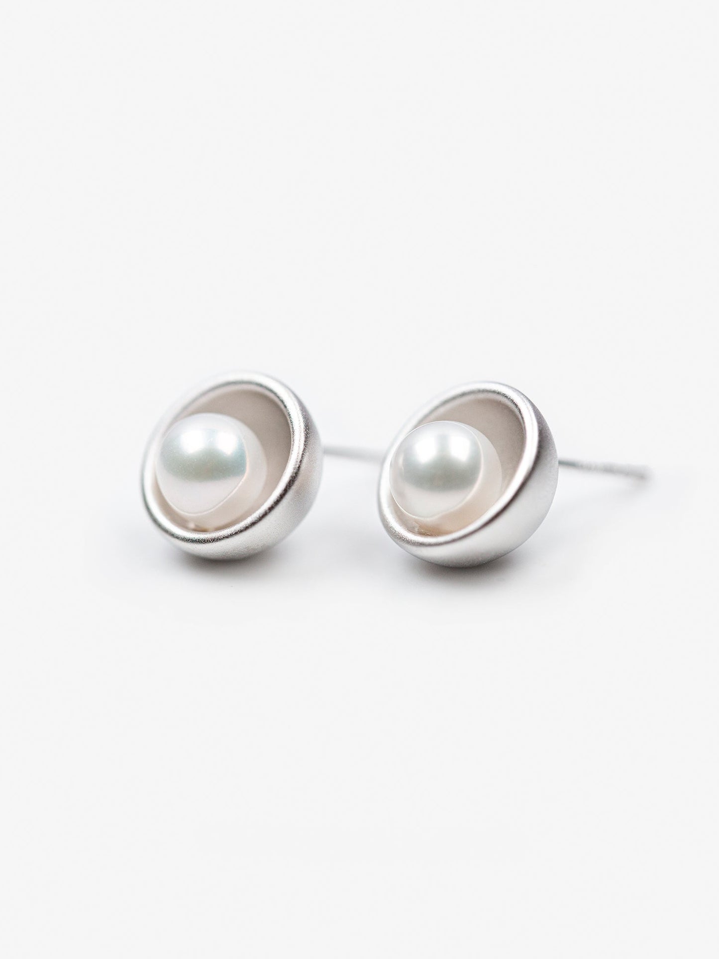 CONTROL POINTS NEST INSET PEARL STUD EARRINGS  |  TROVE & TONE