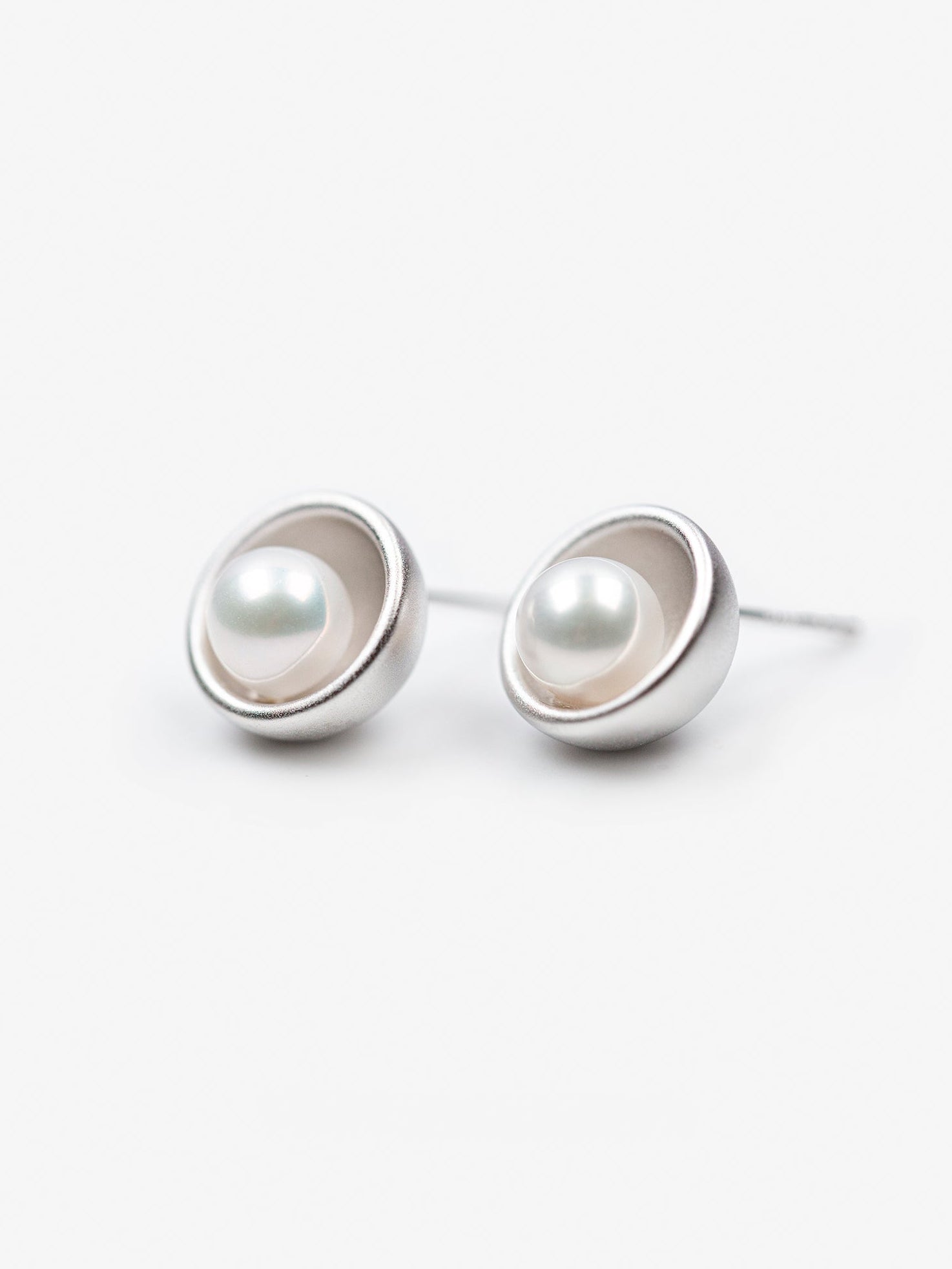 CONTROL POINTS NEST INSET PEARL STUD EARRINGS  |  TROVE & TONE