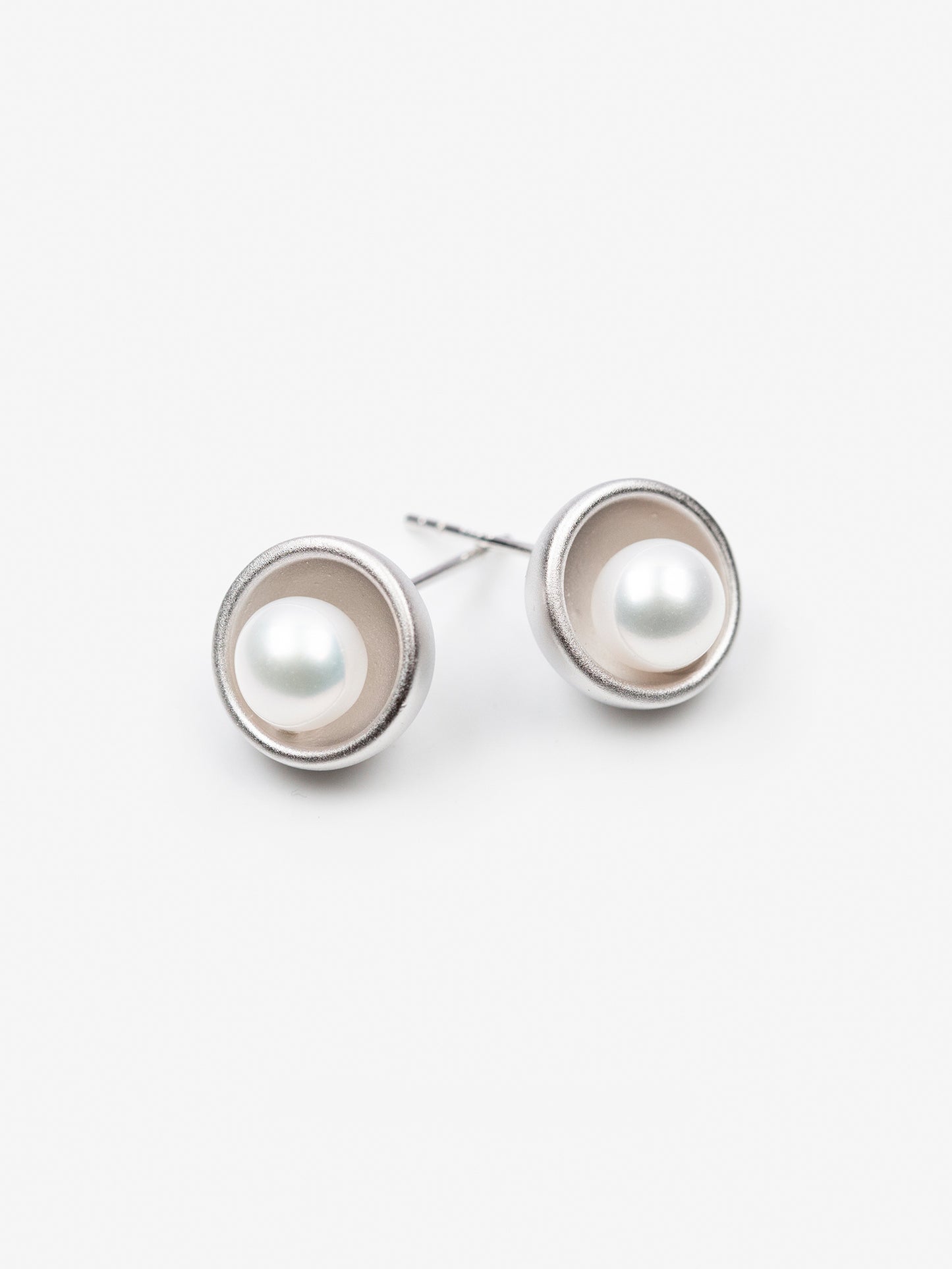 CONTROL POINTS NEST INSET PEARL STUD EARRINGS  |  TROVE & TONE