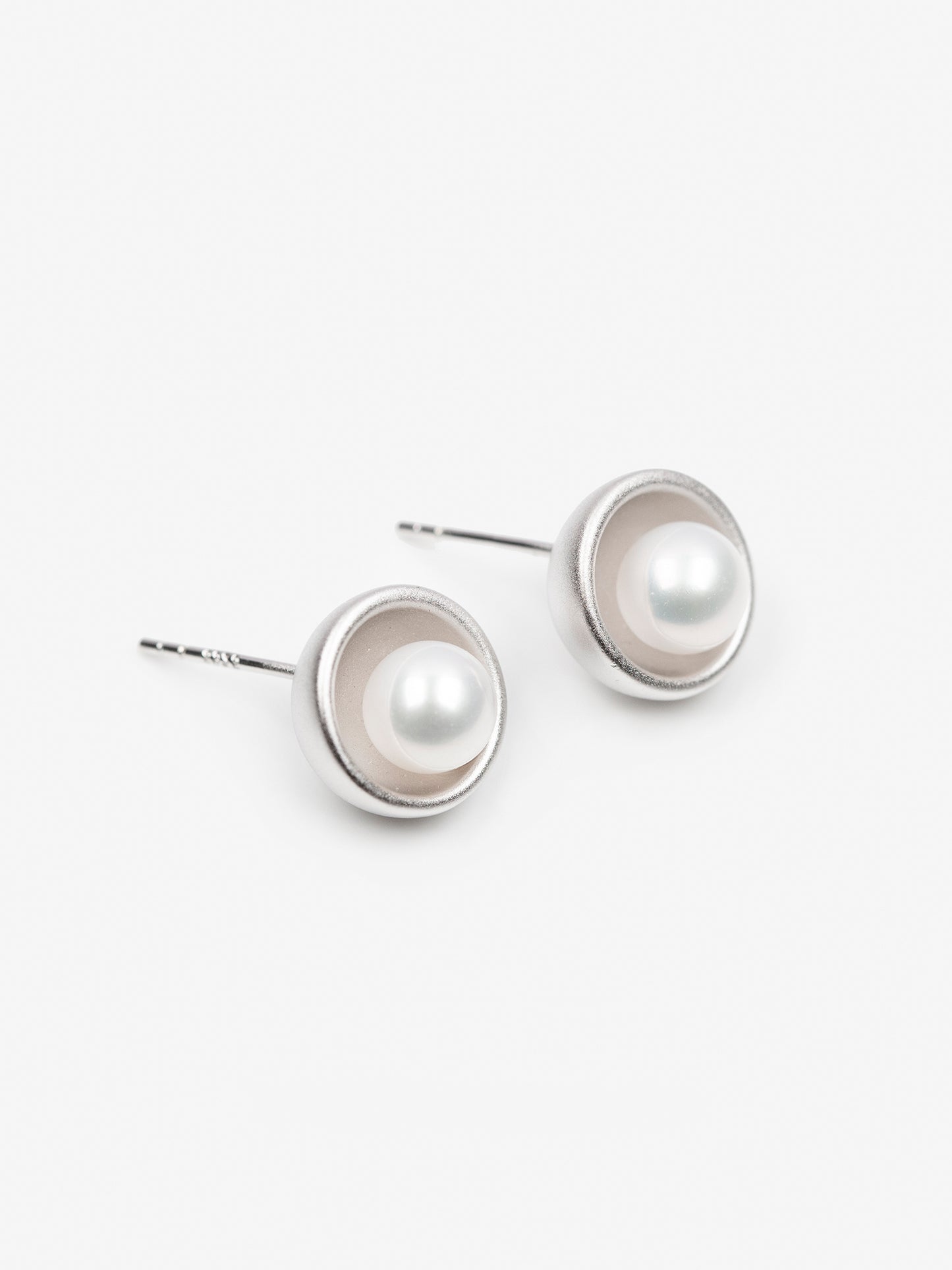 CONTROL POINTS NEST INSET PEARL STUD EARRINGS  |  TROVE & TONE