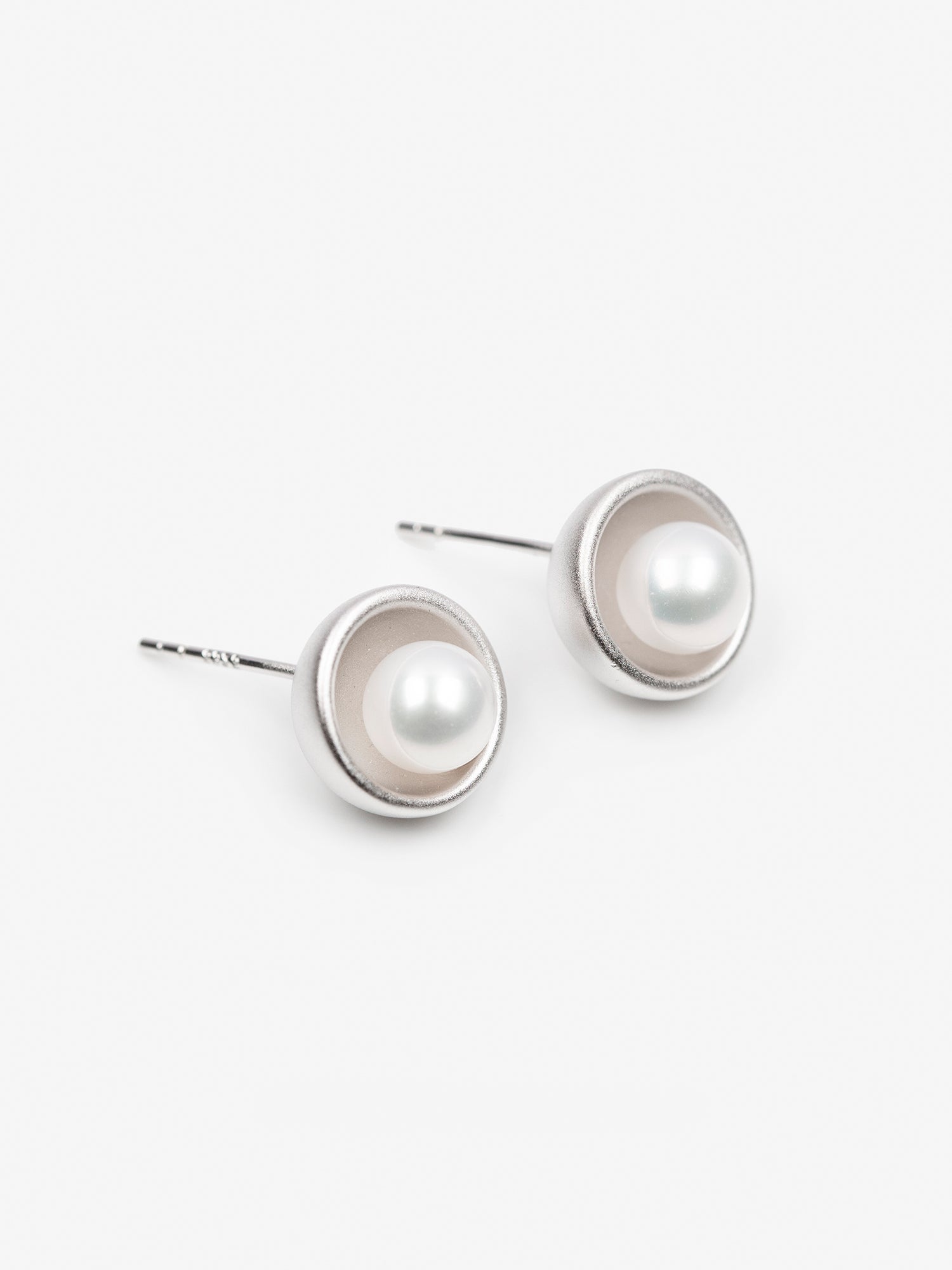 CONTROL POINTS NEST INSET PEARL STUD EARRINGS  |  TROVE & TONE