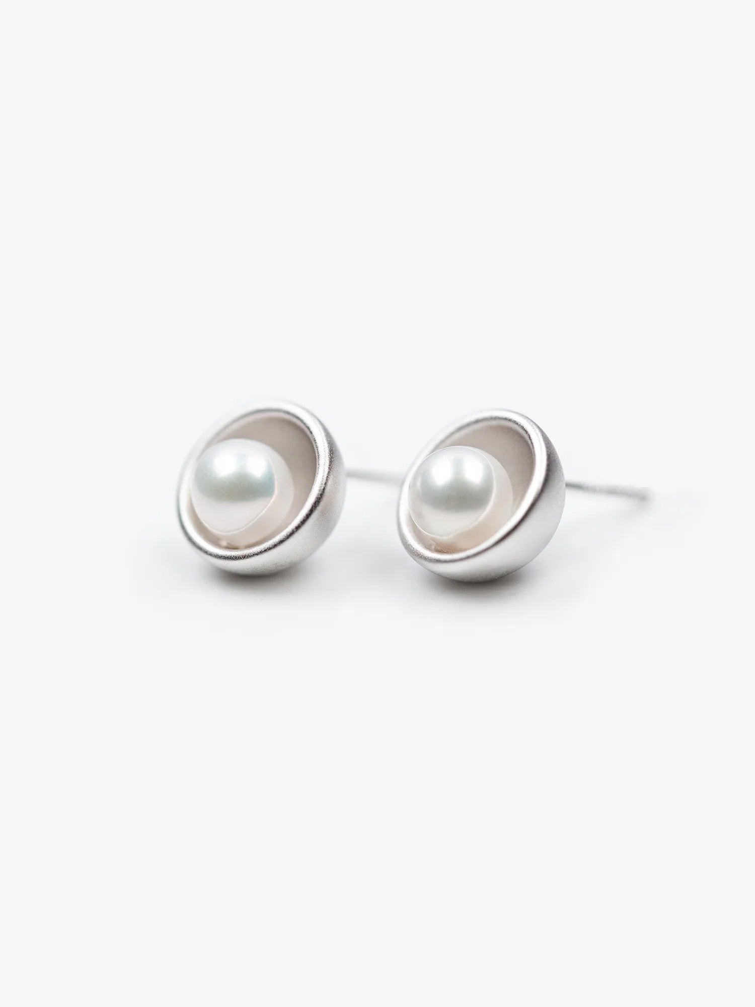 CONTROL POINTS NEST INSET PEARL STUD EARRINGS  |  TROVE & TONE