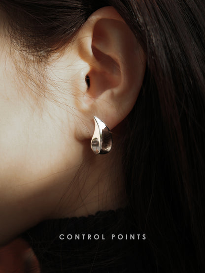 TROVE & TONE FLAME CURVE EARRING  |  TROVE & TONE