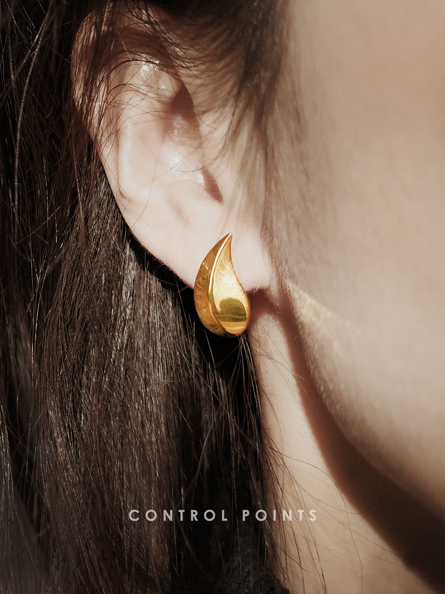 TROVE & TONE FLAME CURVE EARRING  |  TROVE & TONE
