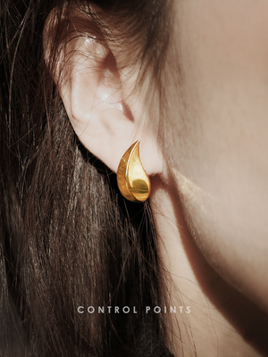 TROVE & TONE FLAME CURVE EARRING  |  TROVE & TONE