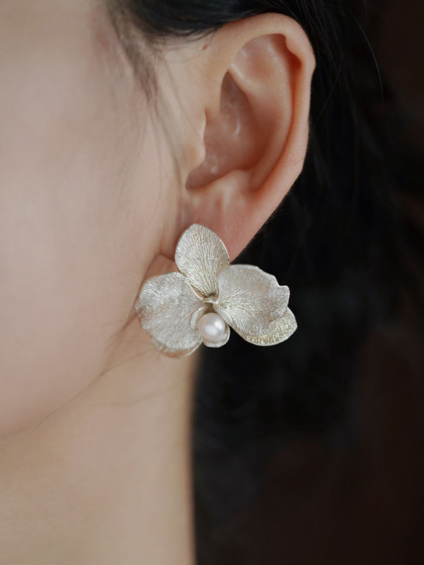 UNIGANCE.Z PHALAENOPSIS STUD EARRINGS  |  TROVE & TONE
