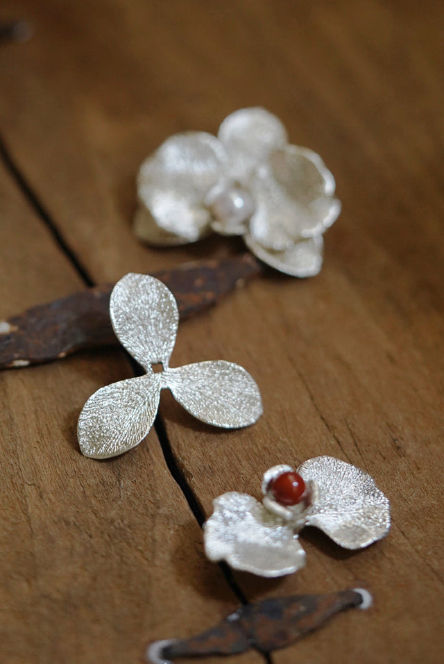 UNIGANCE.Z PHALAENOPSIS STUD EARRINGS  |  TROVE & TONE