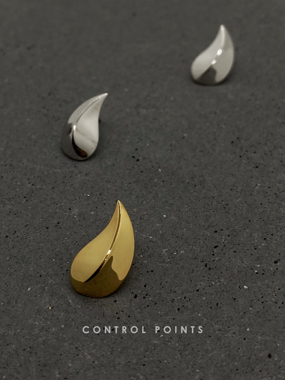 TROVE & TONE FLAME CURVE EARRING  |  TROVE & TONE