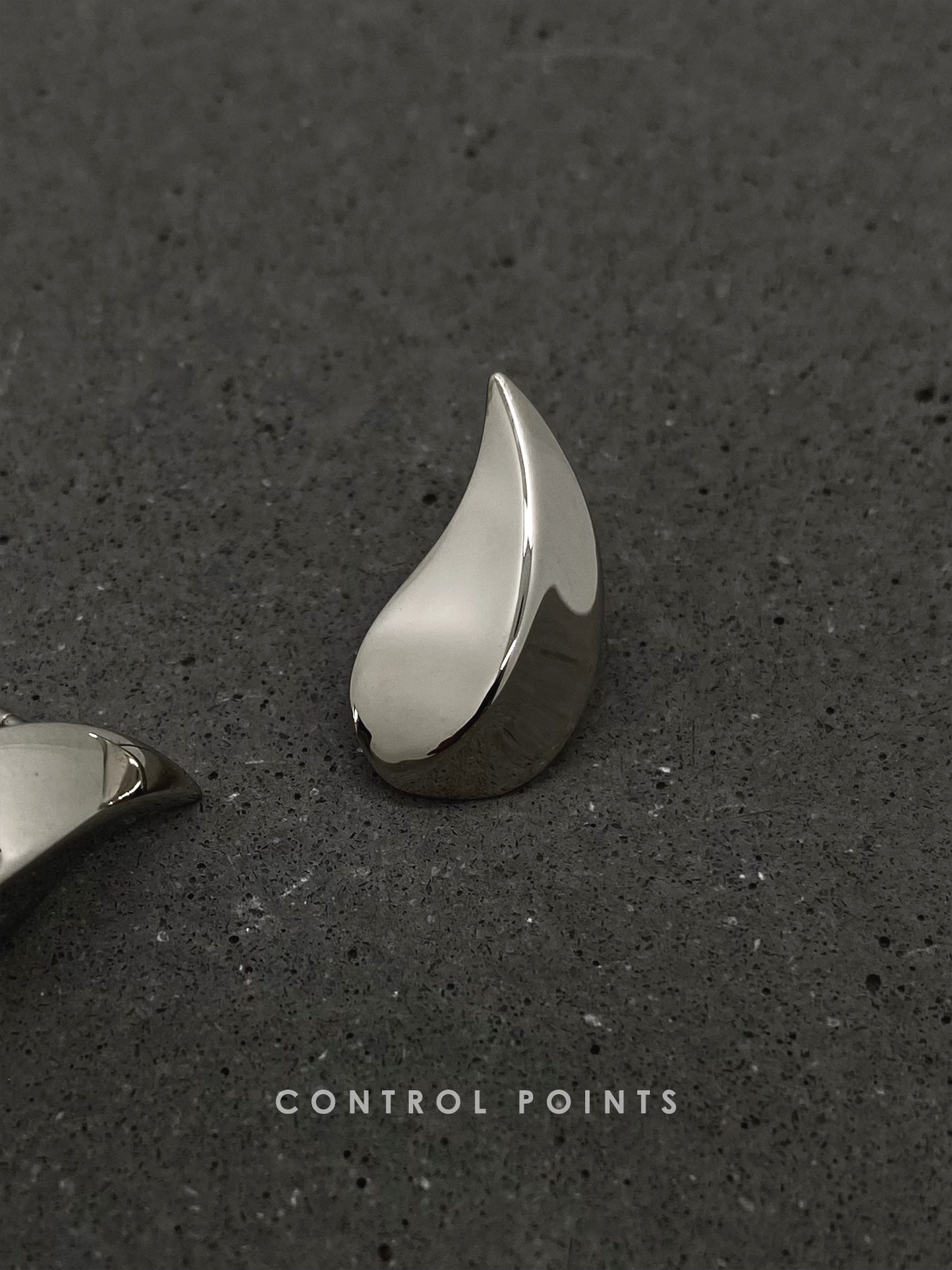 TROVE & TONE FLAME CURVE EARRING  |  TROVE & TONE
