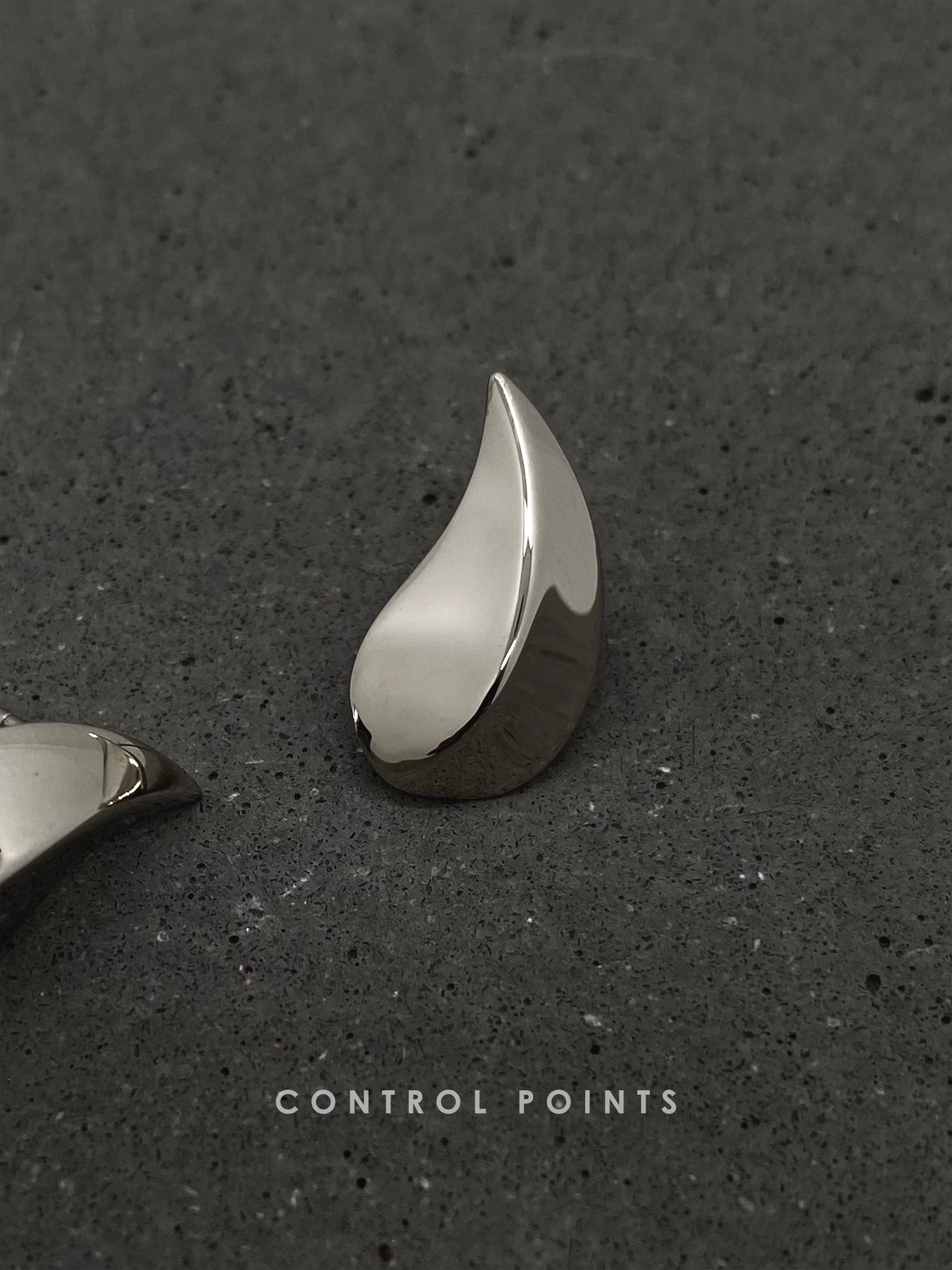 TROVE & TONE FLAME CURVE EARRING  |  TROVE & TONE