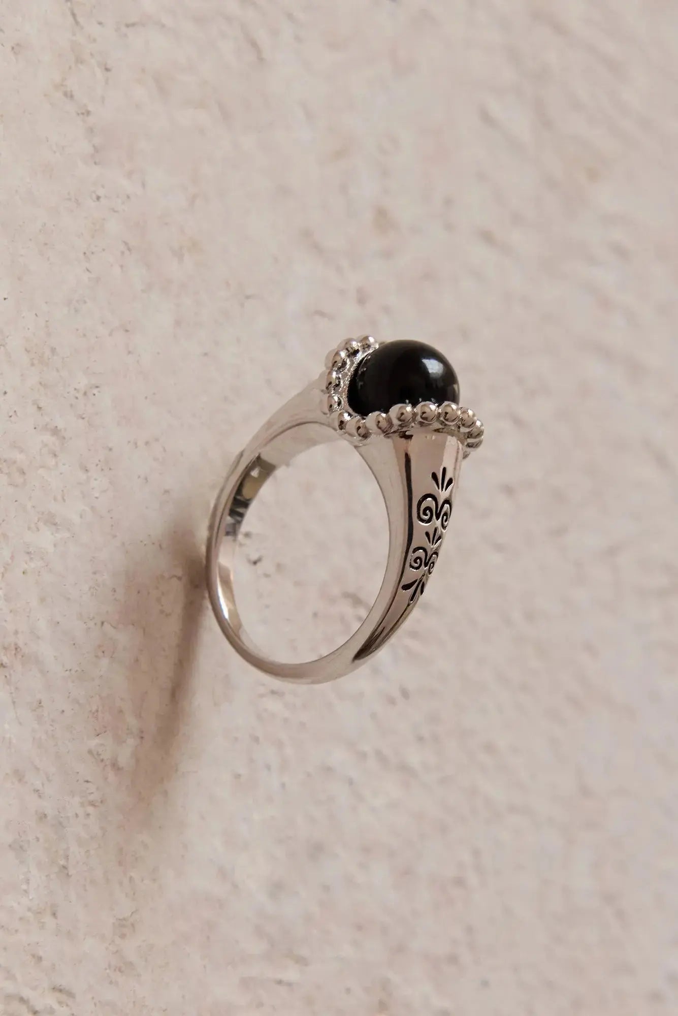  WANYEE CRAFT SCROLL PATTERN BLACK ONYX RING |  TROVE & TONE