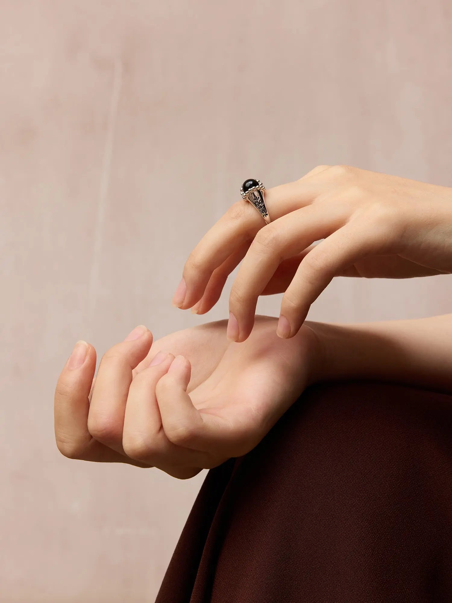  WANYEE CRAFT SCROLL PATTERN BLACK ONYX RING |  TROVE & TONE