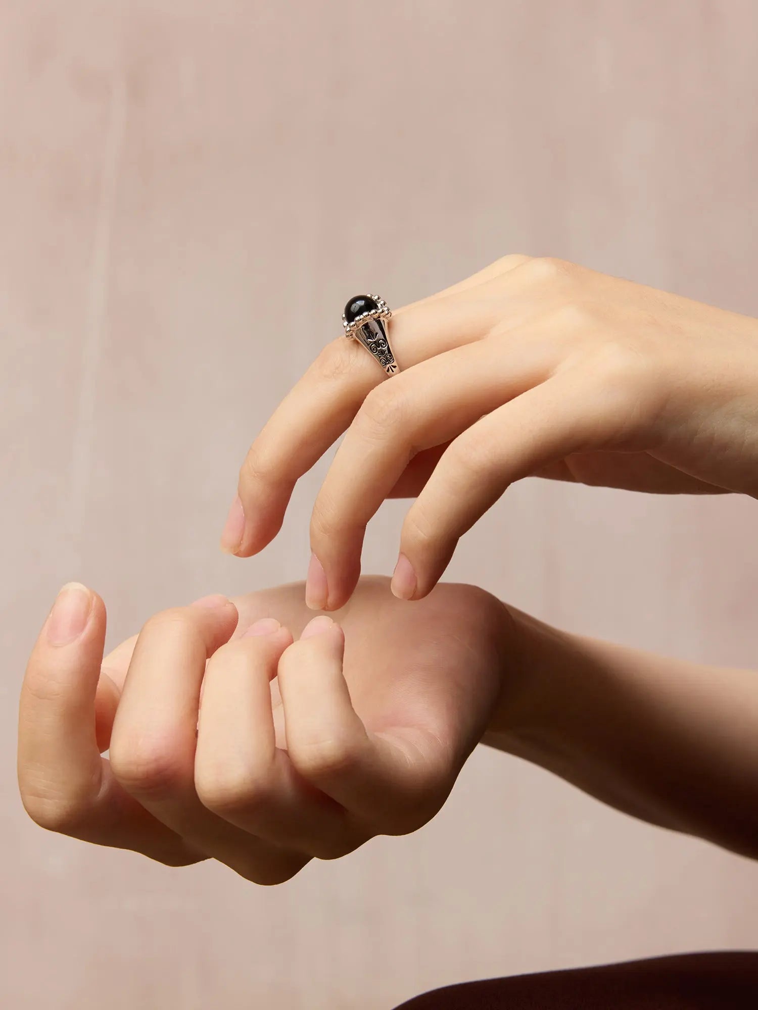  WANYEE CRAFT SCROLL PATTERN BLACK ONYX RING |  TROVE & TONE