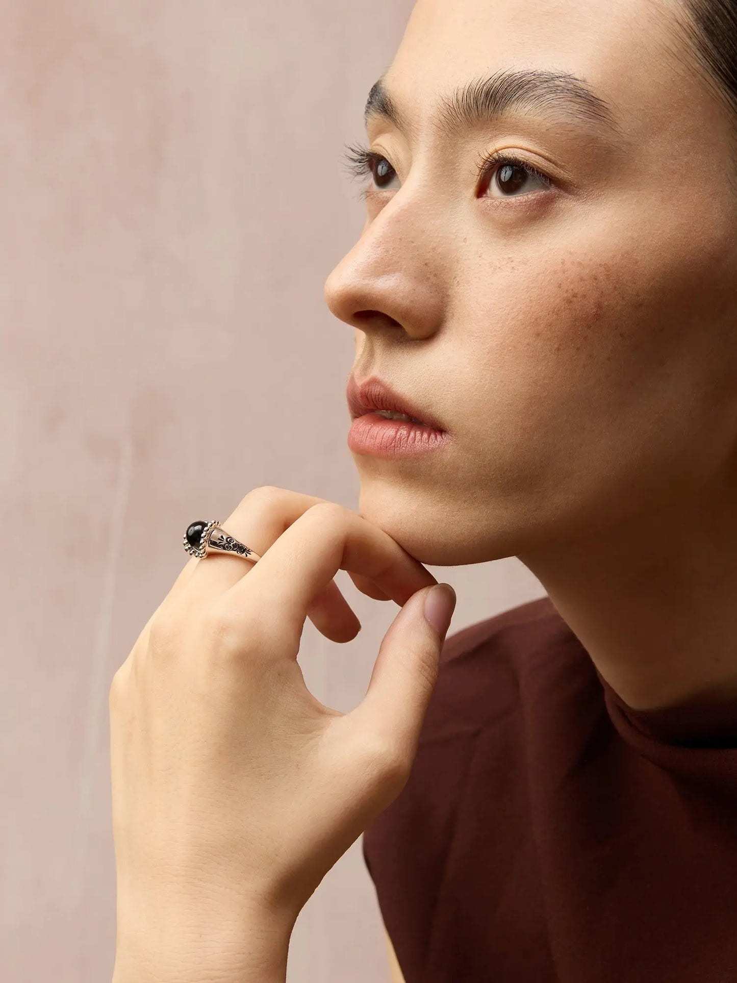  WANYEE CRAFT SCROLL PATTERN BLACK ONYX RING |  TROVE & TONE