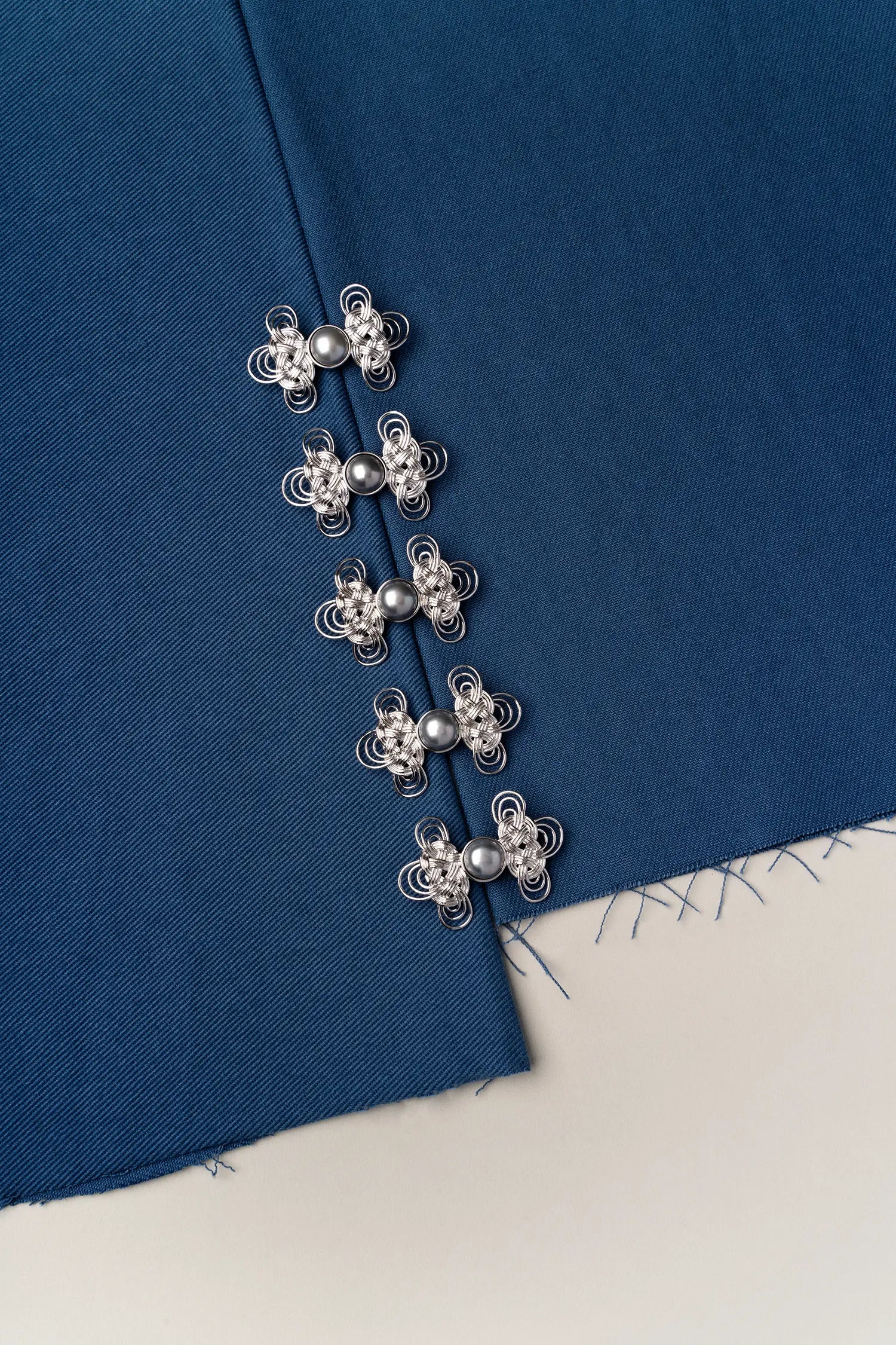  WANYEE CRAFT WOVEN LUCKY CLOUD KNOT PEARL BROOCH |  TROVE & TONE