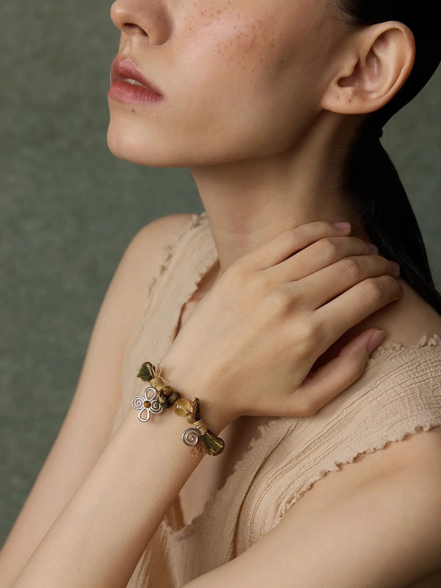  WANYEE CRAFT AGARWOOD SUNSTONE CRYSTAL BEADED BRACELET |  TROVE & TONE