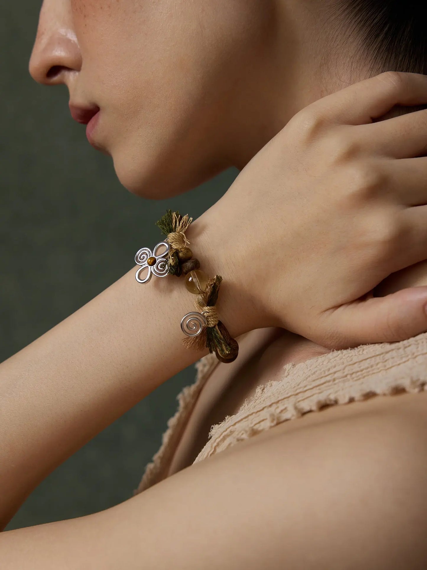  WANYEE CRAFT AGARWOOD SUNSTONE CRYSTAL BEADED BRACELET |  TROVE & TONE