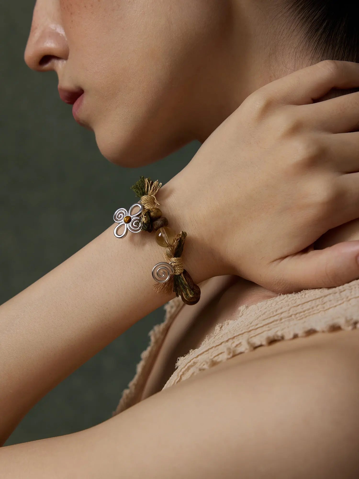  WANYEE CRAFT AGARWOOD SUNSTONE CRYSTAL BEADED BRACELET |  TROVE & TONE
