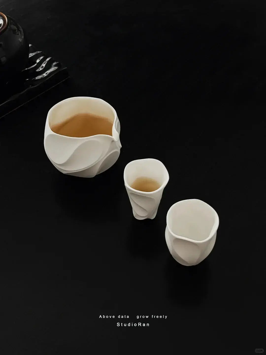  StudioRan CURVE 05 CERAMIC TEA PITCHER |  TROVE & TONE